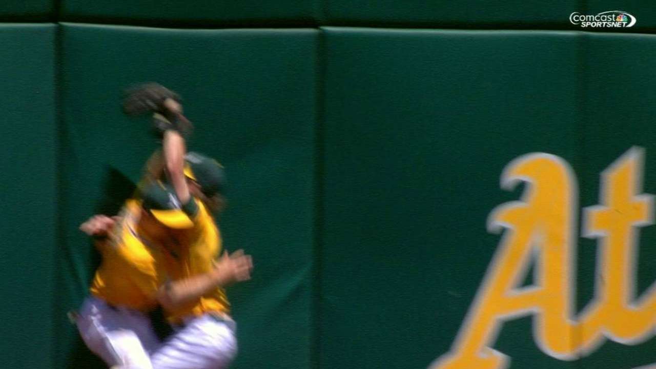 Reddick OK after colliding with Burns in OF