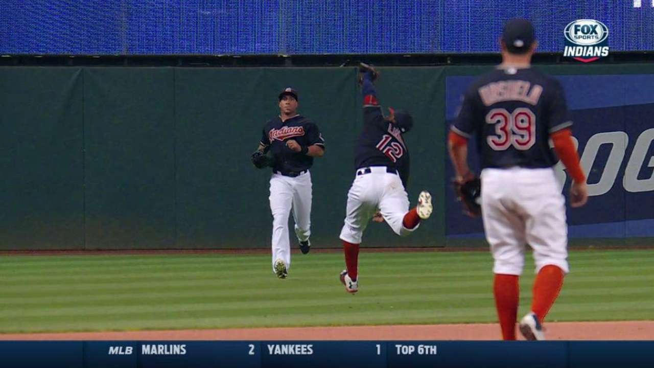 Lindor's excellent running grab