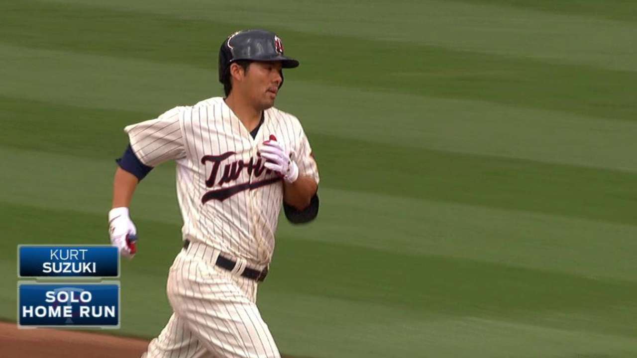 HR de Suzuki no fue suficiente, Mellizos caen vs. Cachorros en la 10ma