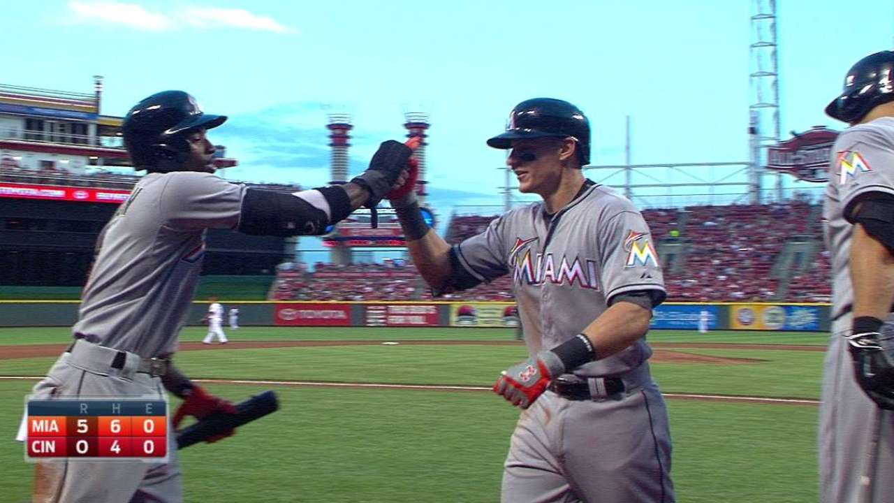 Marlins blanquean a Rojos en gran debut de Nicolino