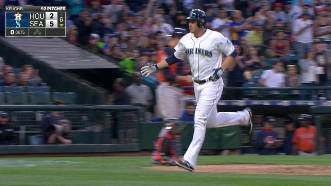 Poder de Seattle ayuda a Walker a vencer a Astros