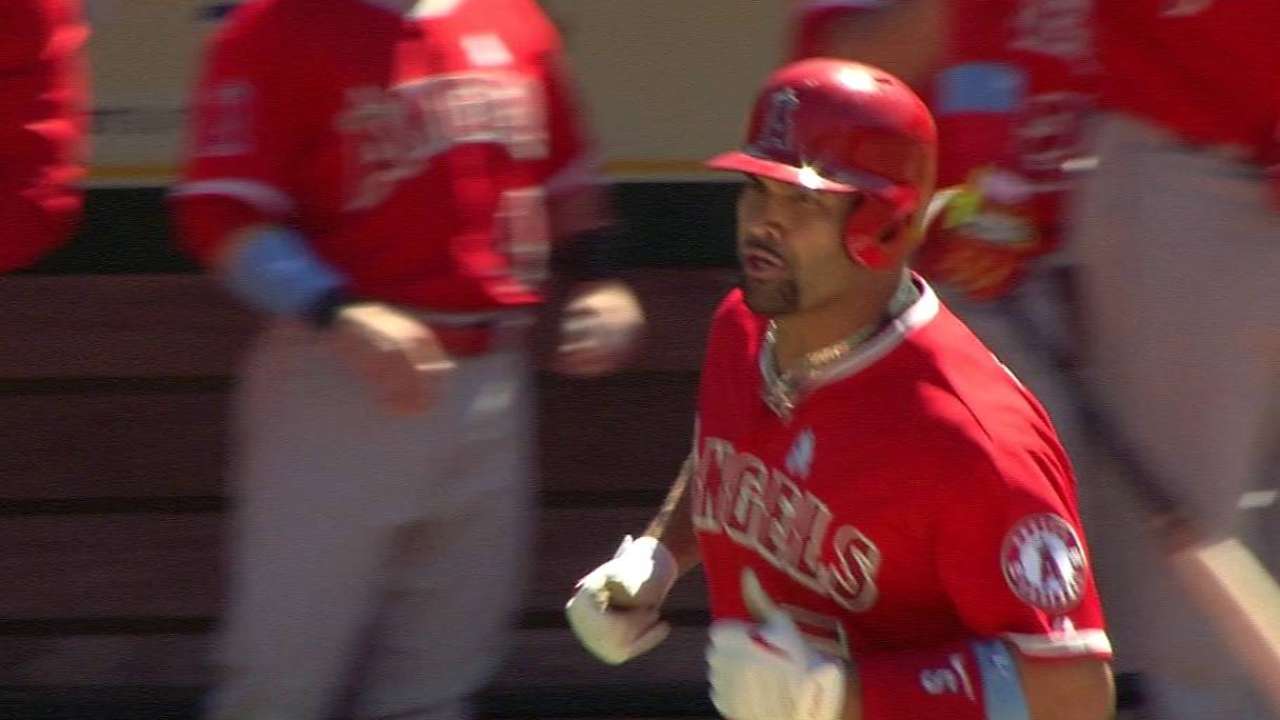 Pujols' two-run homer