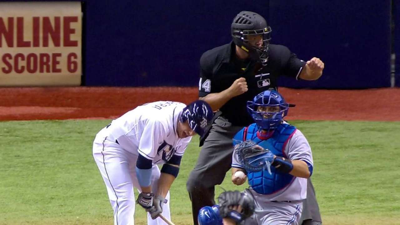 Asdrúbal Cabrera recupera el bate que lanzó al terreno