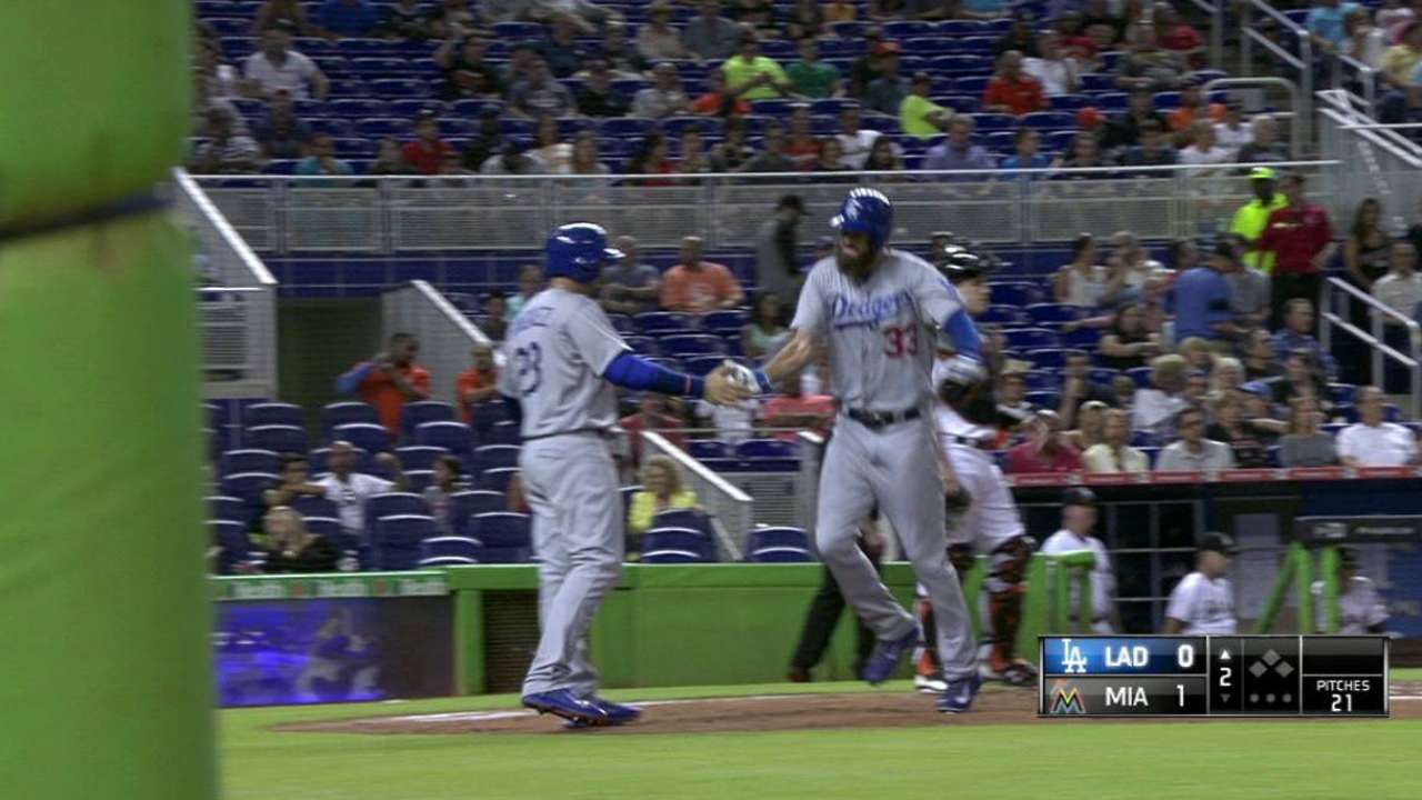 Van Slyke's early homer sets tone in Dodgers' win