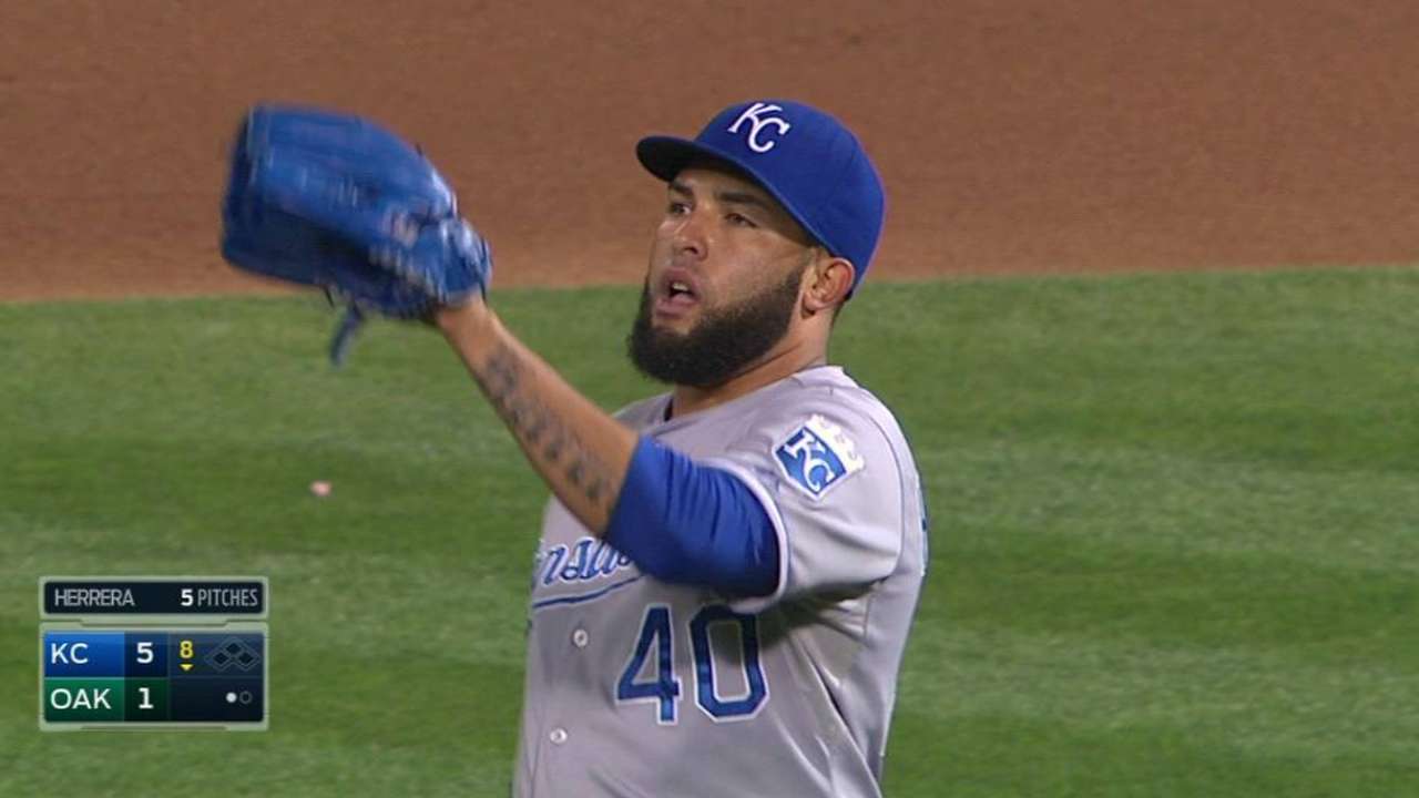Herrera shrugs off boo-birds in Oakland