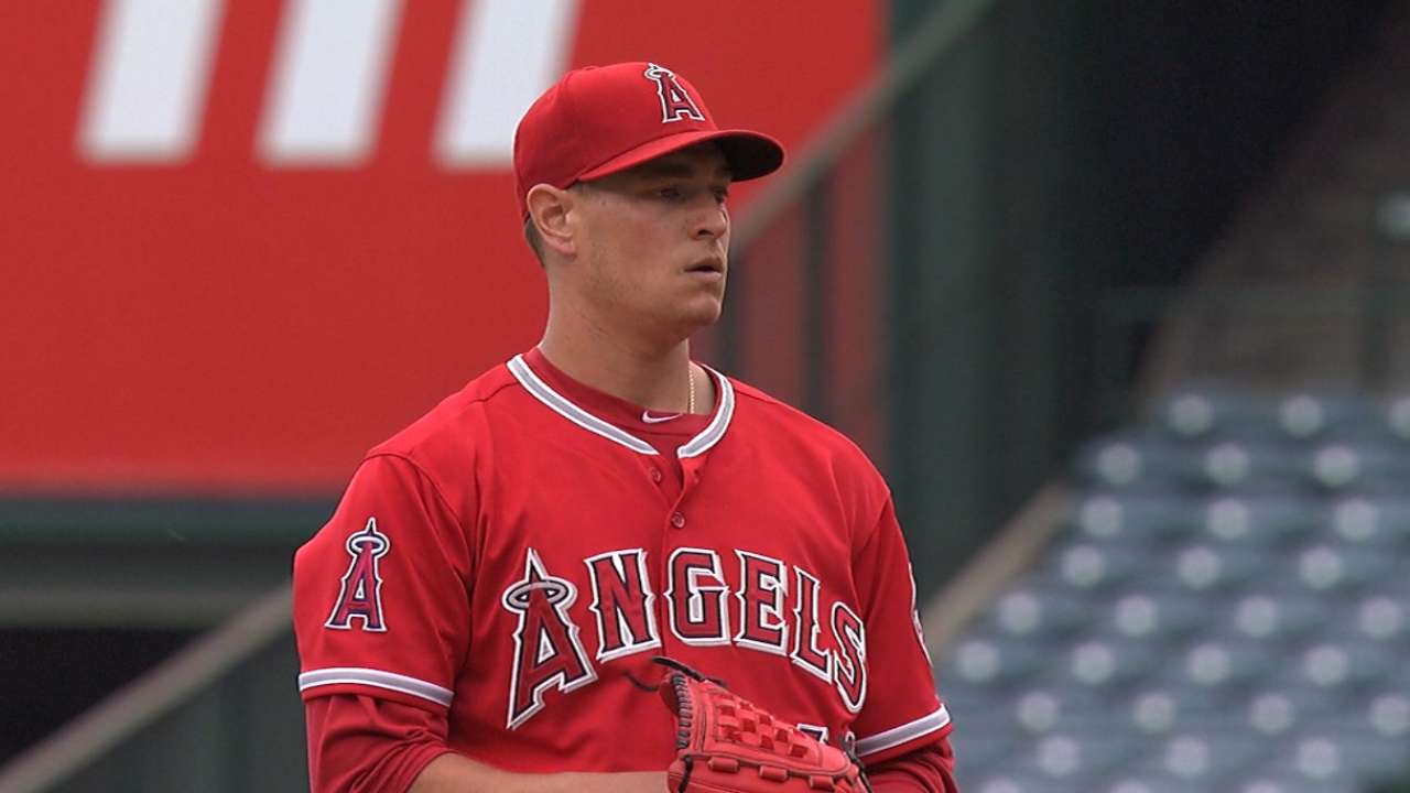 Richards leads way as Angels edge Mariners