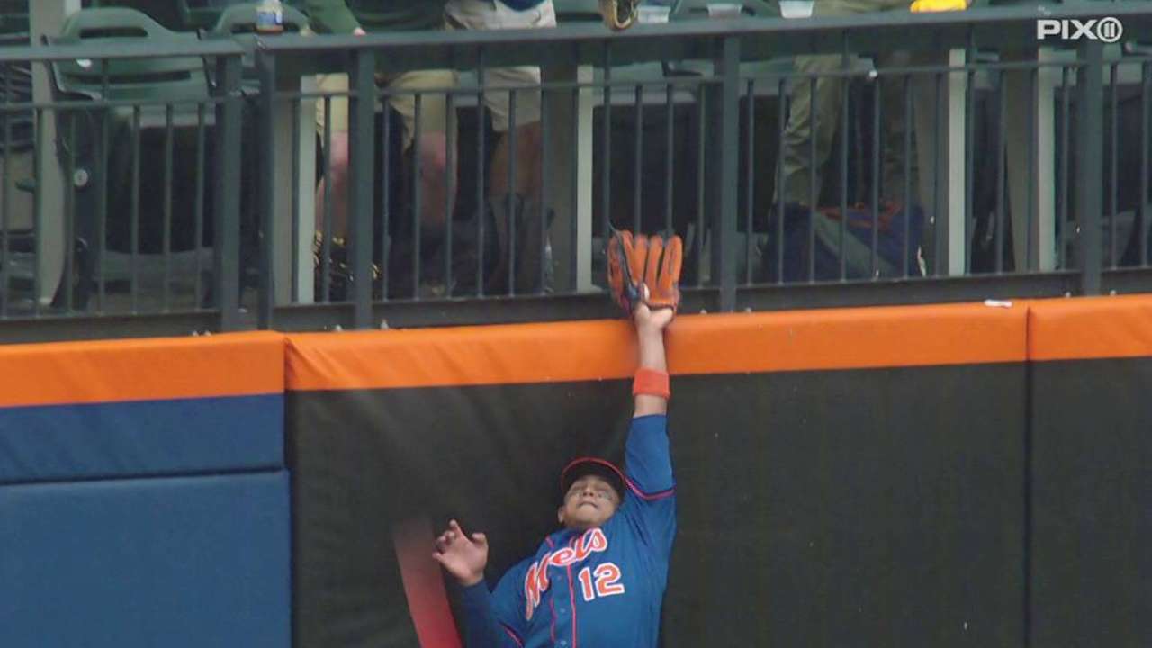 Lagares takes back homer with great catch