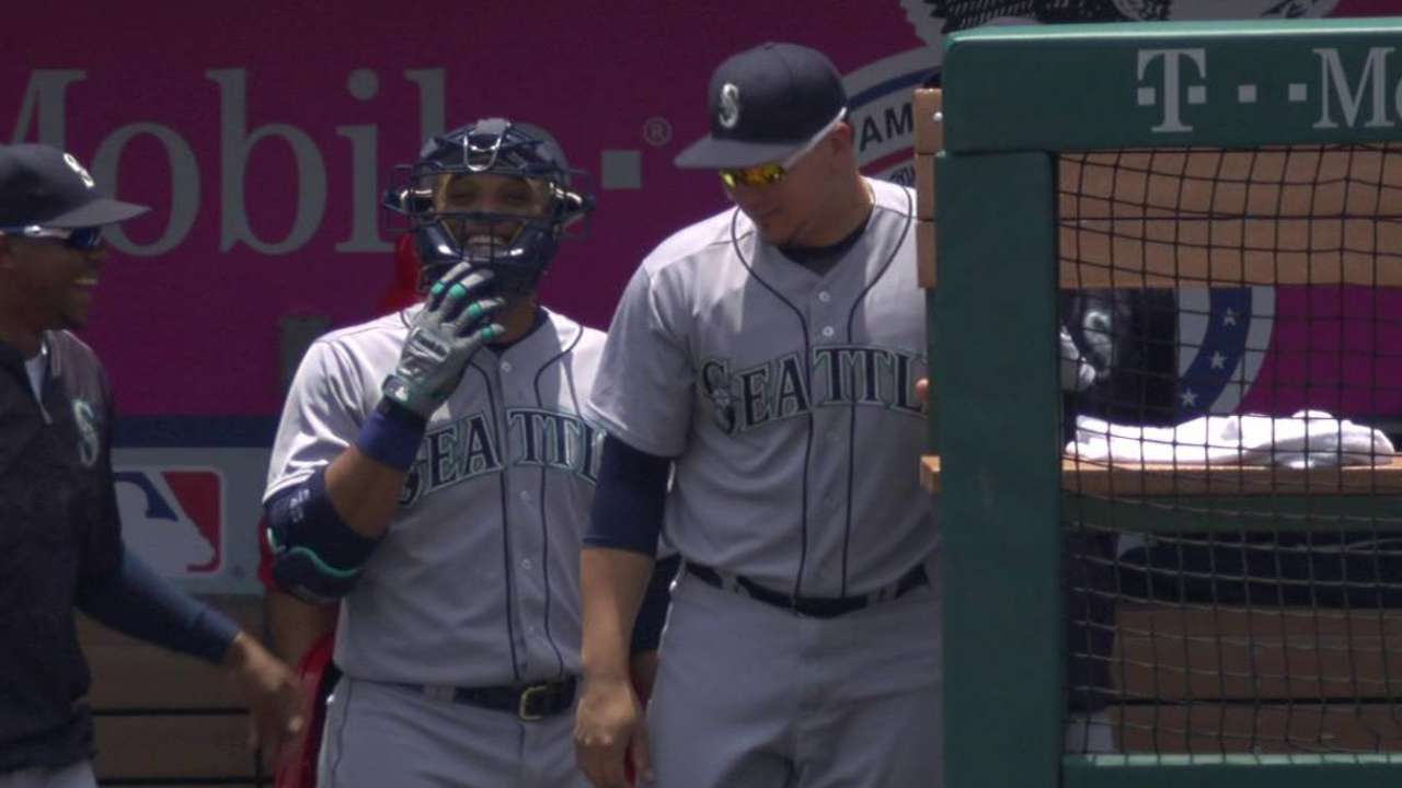 Cano puts on catcher's mask