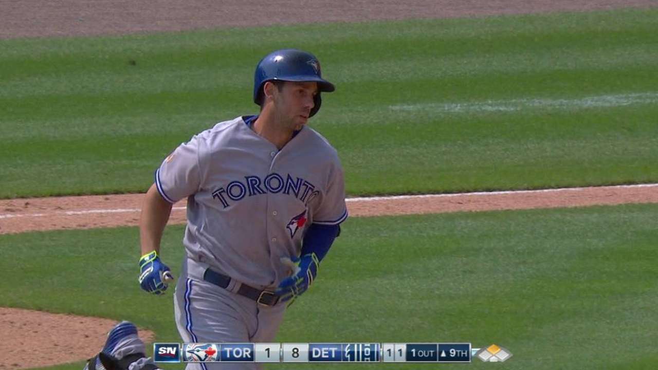 Azulejos pegan dos HR, pero R.A. Dickey estuvo en aprietos