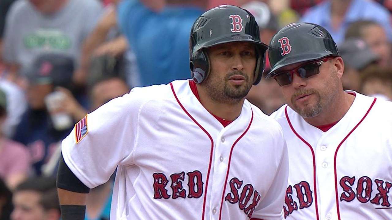 Victorino gets 2 hits in return to lineup