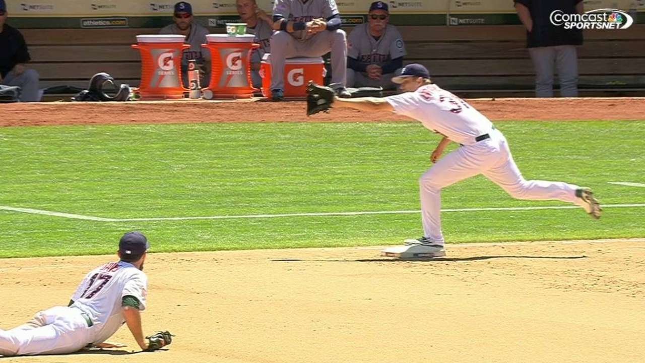 Davis dives, Graveman extends