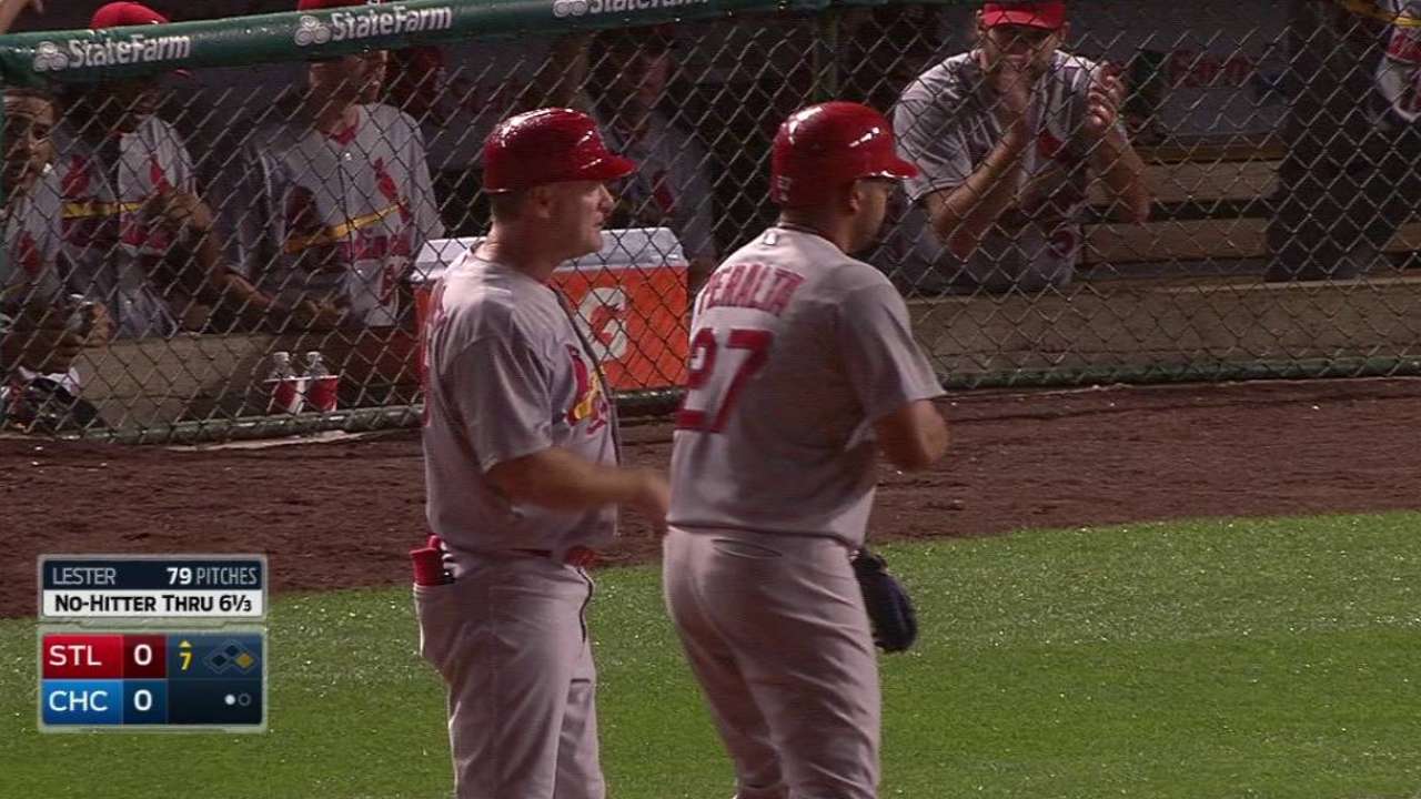 Lackey supera en duelo a Lester y Cardenales ganan