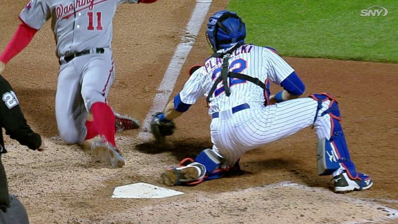 Team doctor sees Lagares about elbow injury
