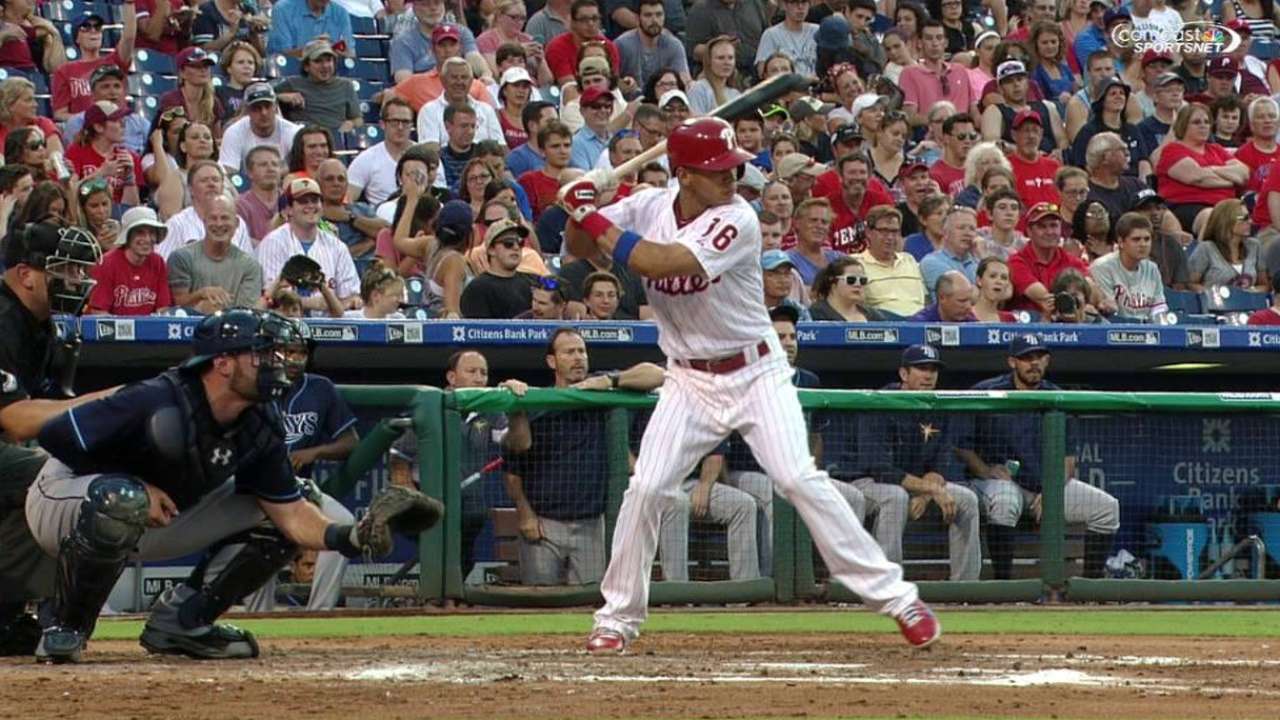 Hernández ayuda a Buchanan, Filis a vencer a Rays