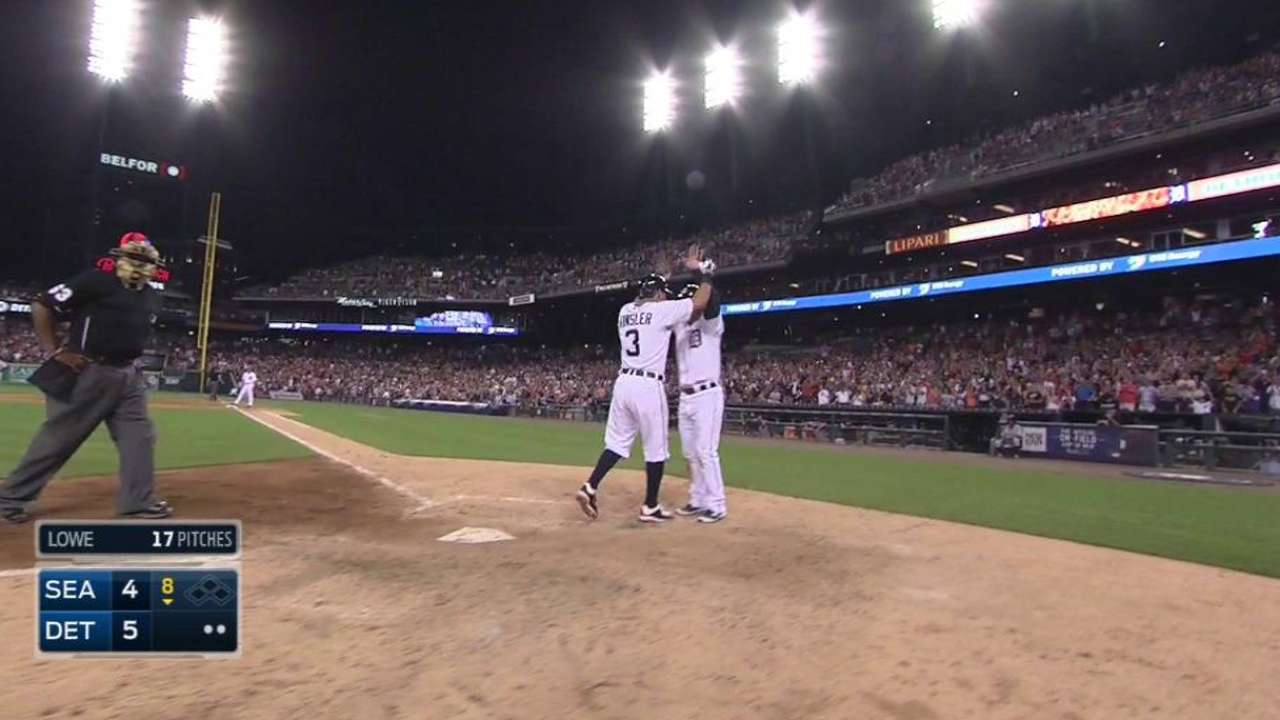 Jonrones de Kinsler guiaron a Tigres sobre Marineros