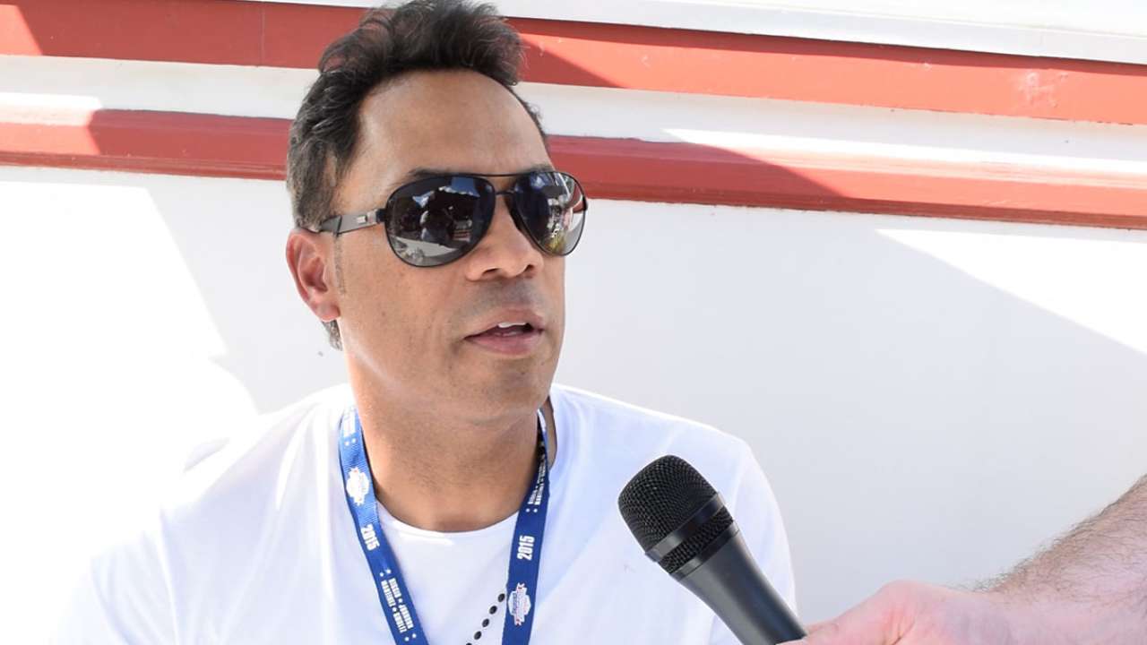 Roberto Alomar se ve a gusto como miembro del Salón