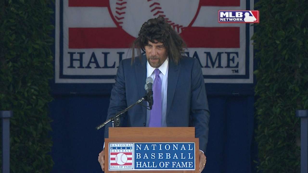 Smoltz wears wig in HOF speech