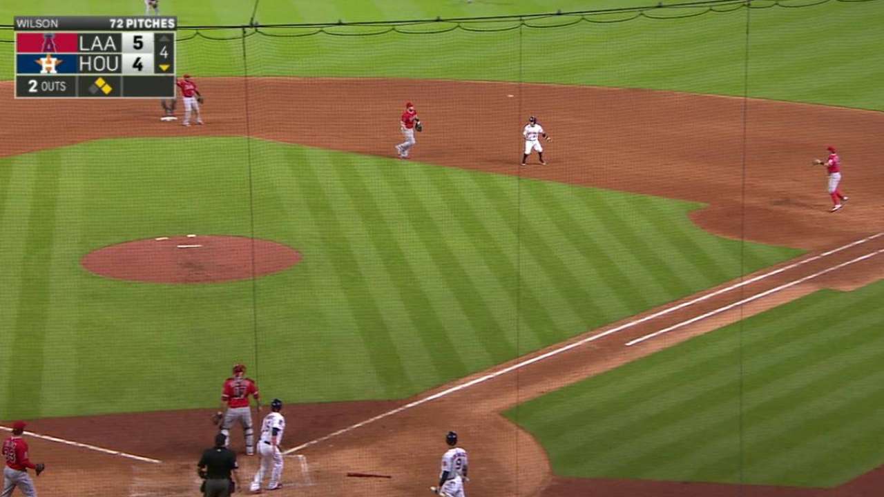 Altuve's two-run single