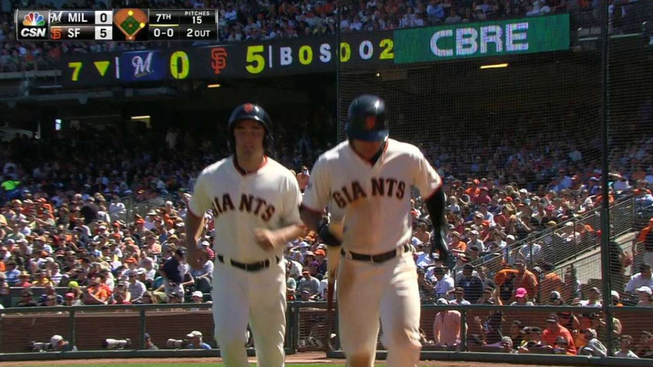 Gigantes blanquean a Cerveceros con cinco carreras en el 7mo inning