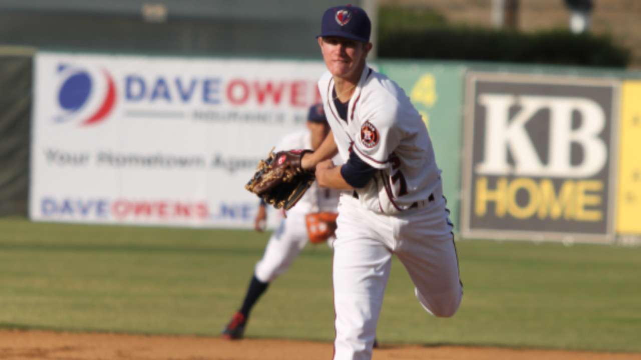 Brewers land prospects in trades