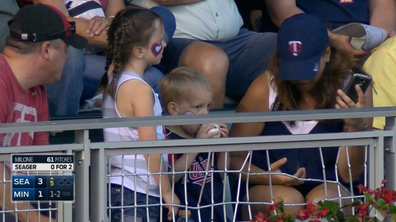 Sano's solo homer, kids get ball