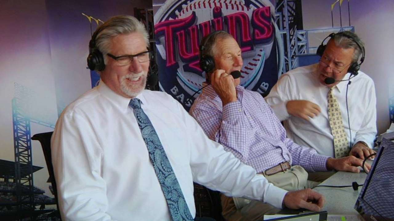 Jim Kaat visits booth