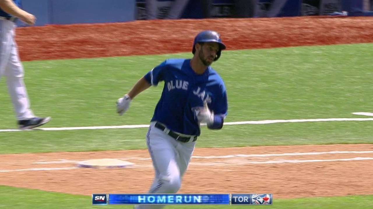 Dickey baffles Royals as Blue Jays win series