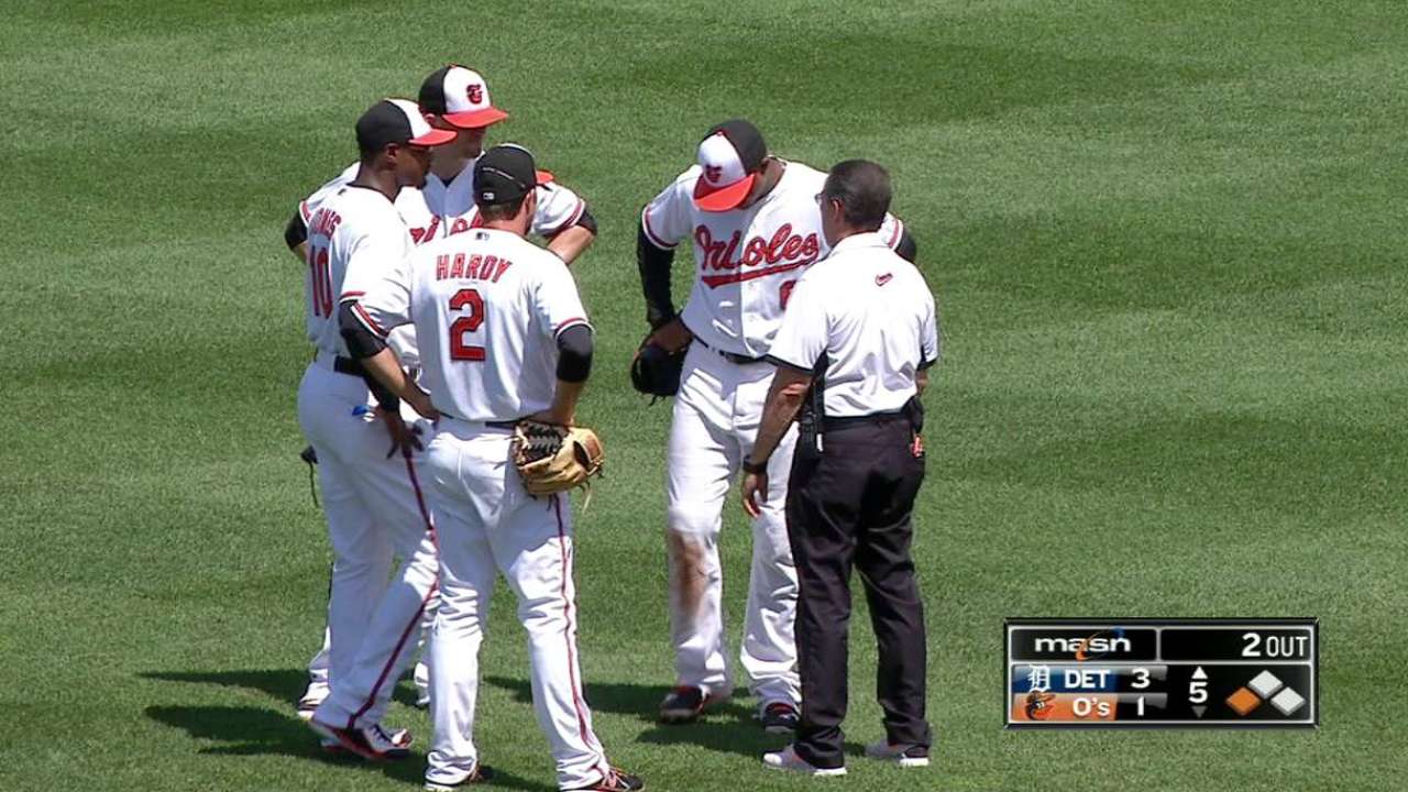 Davis reaches third on error
