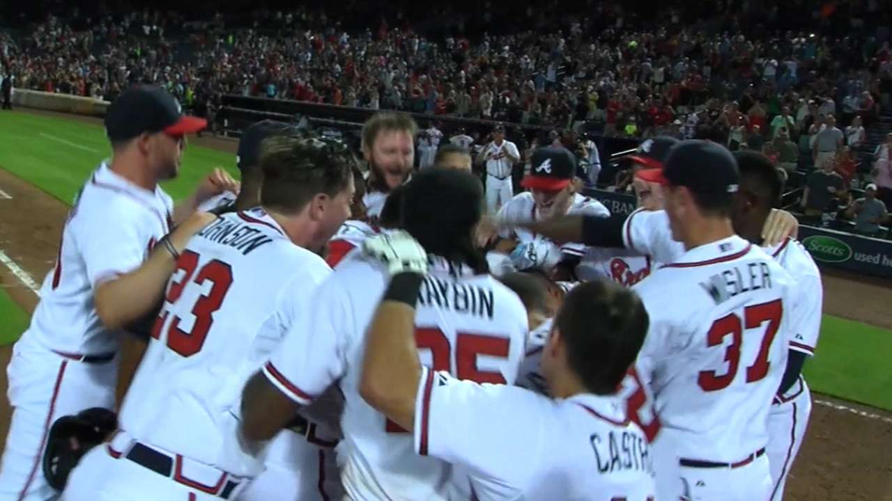Braves battle back to beat Giants in extras