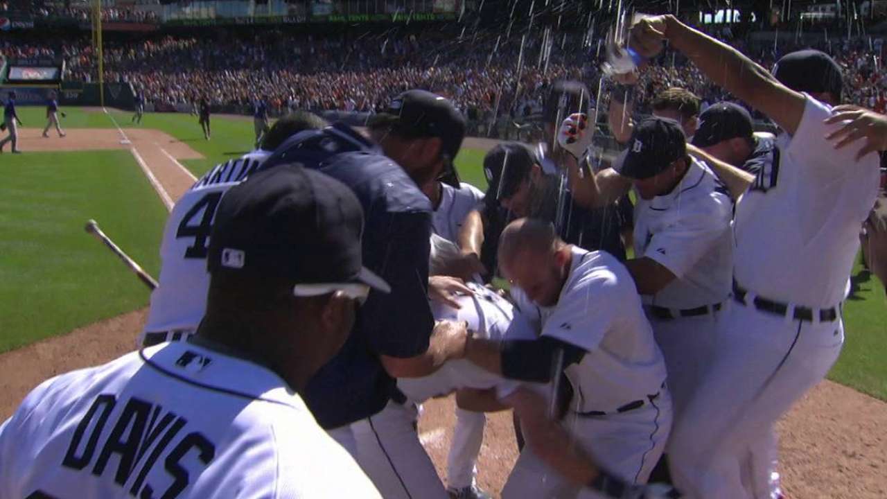 Kinsler's walk-off homer