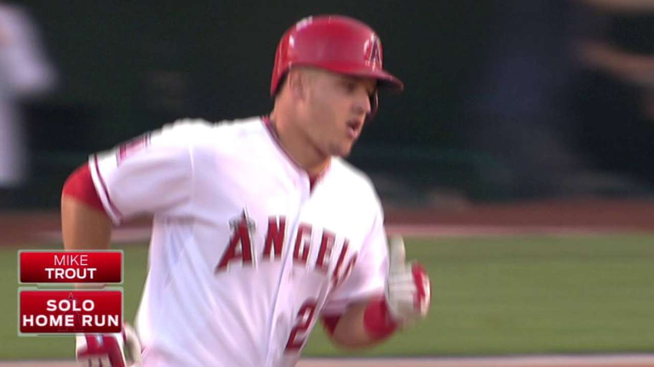 Angelinos vencen a Orioles con jonrón de Trout en cumpleaños