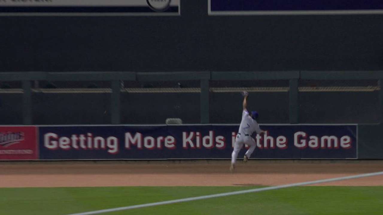 DeShields' leaping catch