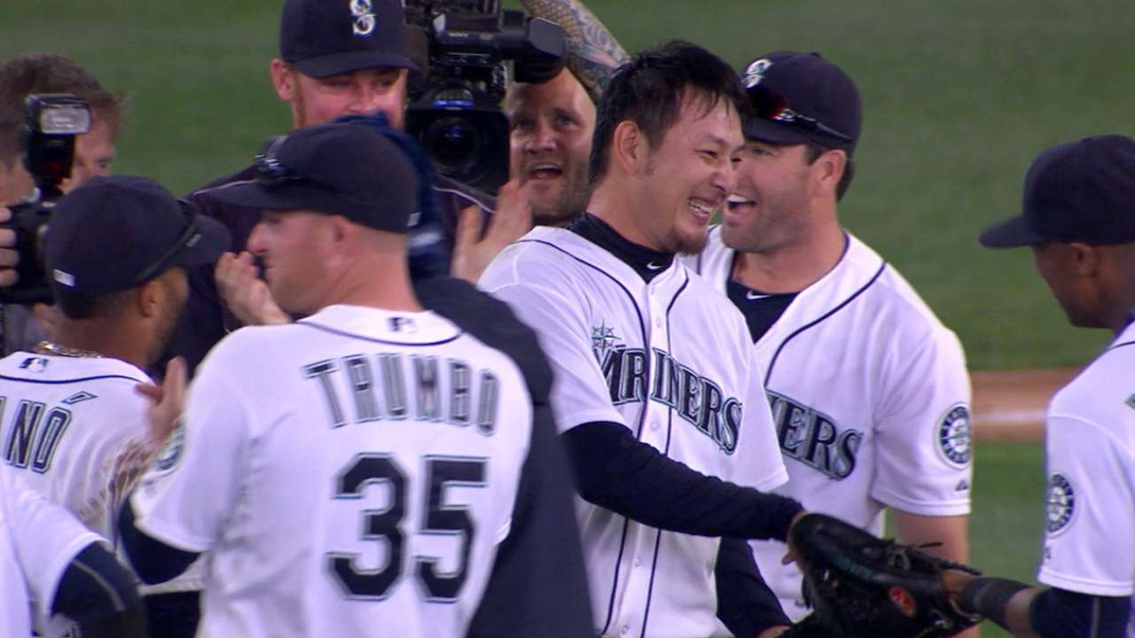 Iwakuma tosses no-no