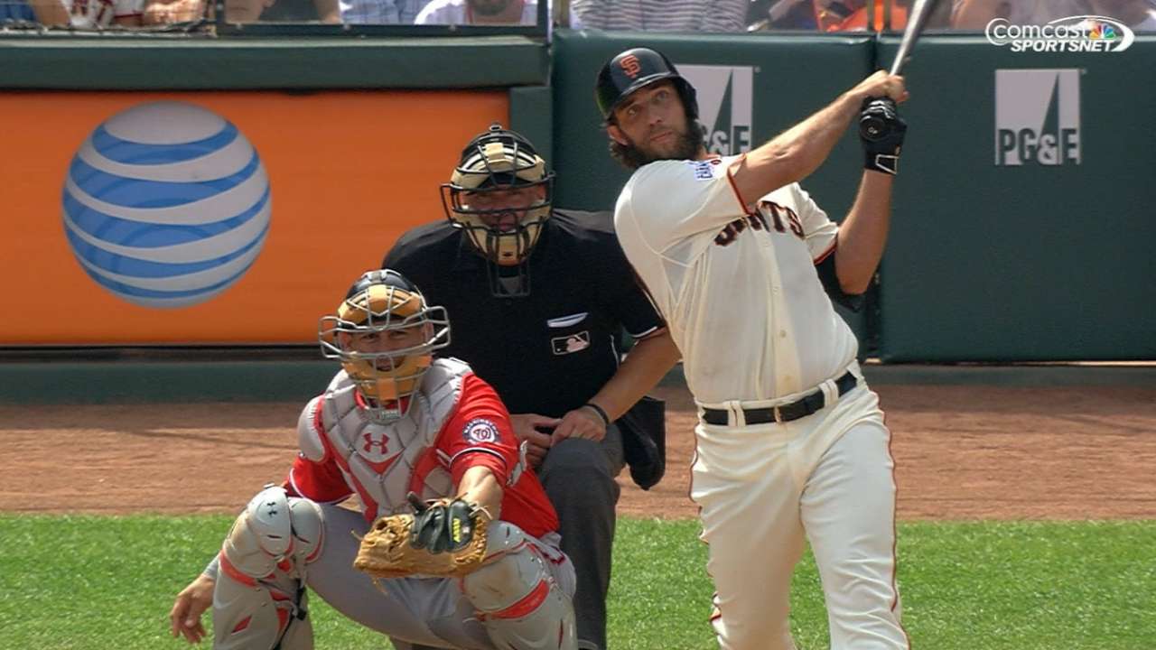 Gigantes triunfan detrás del brazo, bate de Bumgarner