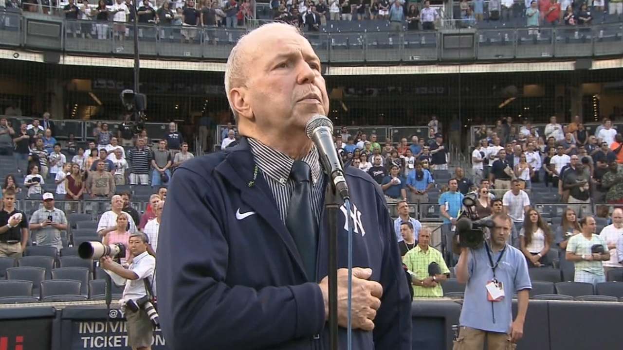 Sinatra Jr. thrills Bronx crowd with anthem rendition