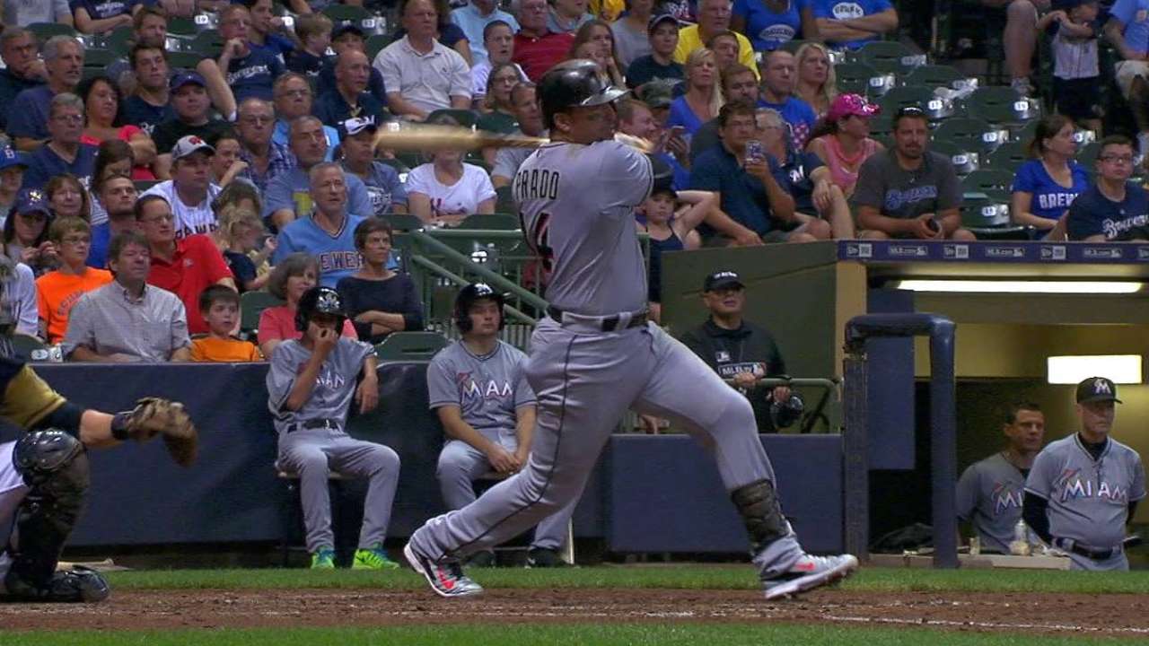 Ofensiva de Marlins estalló para vencer a Milwaukee