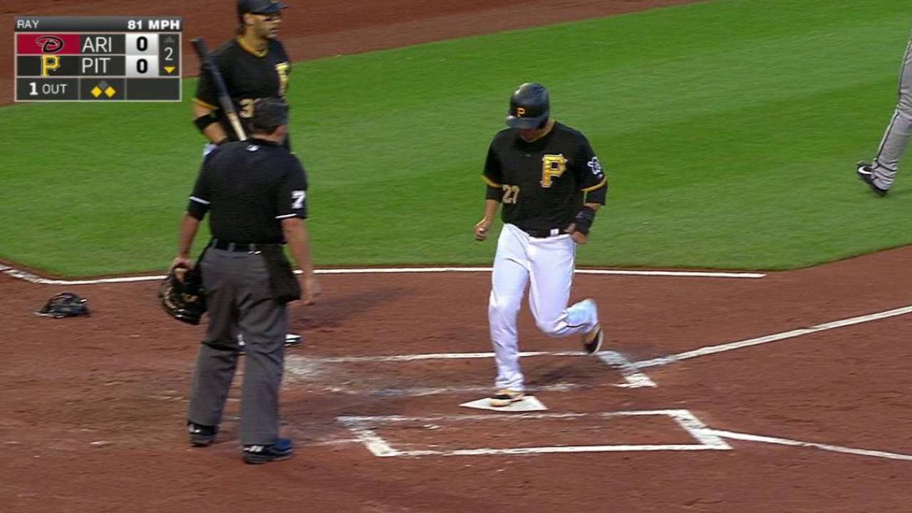 Kang scores on wild pitch