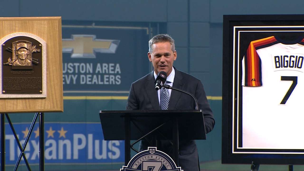 Hall of Famer Biggio saluted by Houston fans