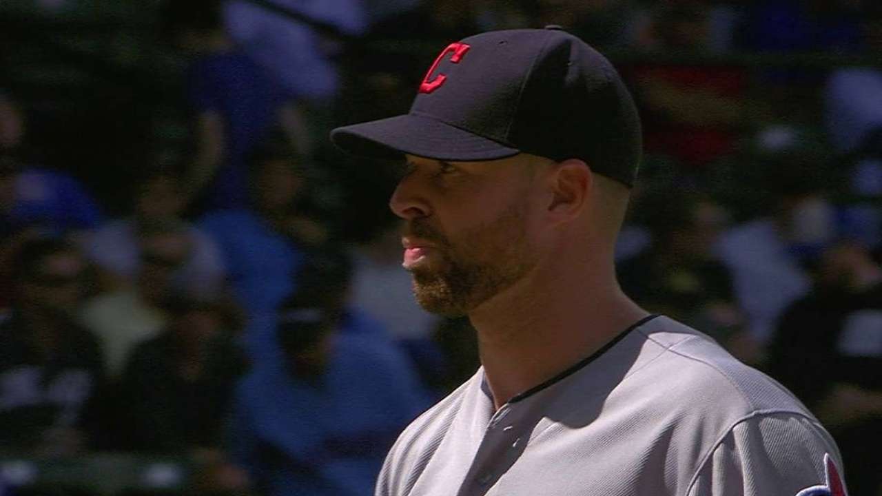 Kluber estuvo perfecto hasta el 6to, pero Indios caen vs. Cachorros