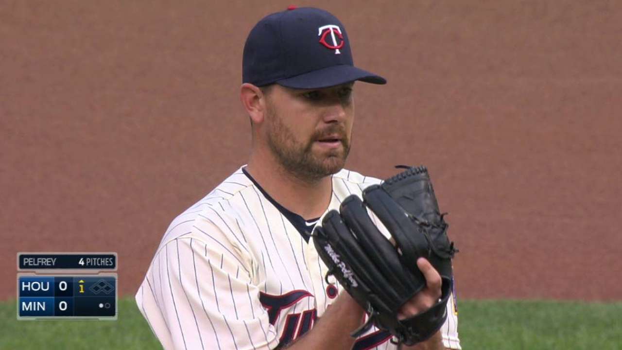 Pelfrey gets Altuve looking