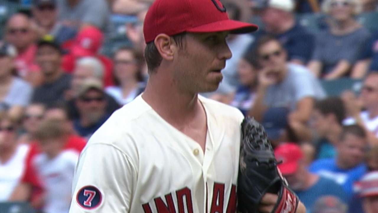 Tomlin fans eight in win