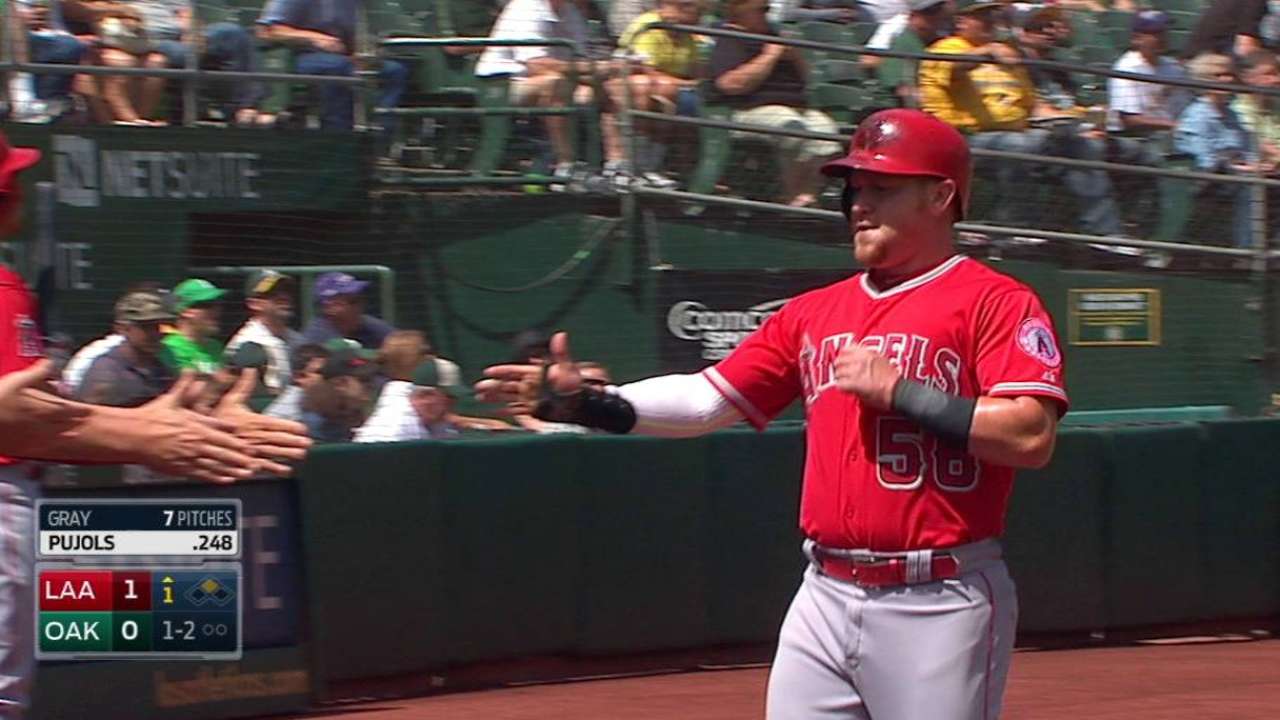 Calhoun scores on wild pitch