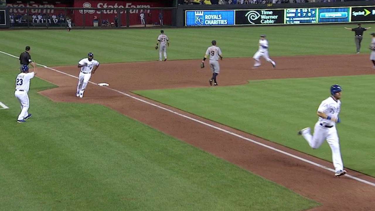 Reales pegan 20 hits y apalean a los Tigres en K.C.