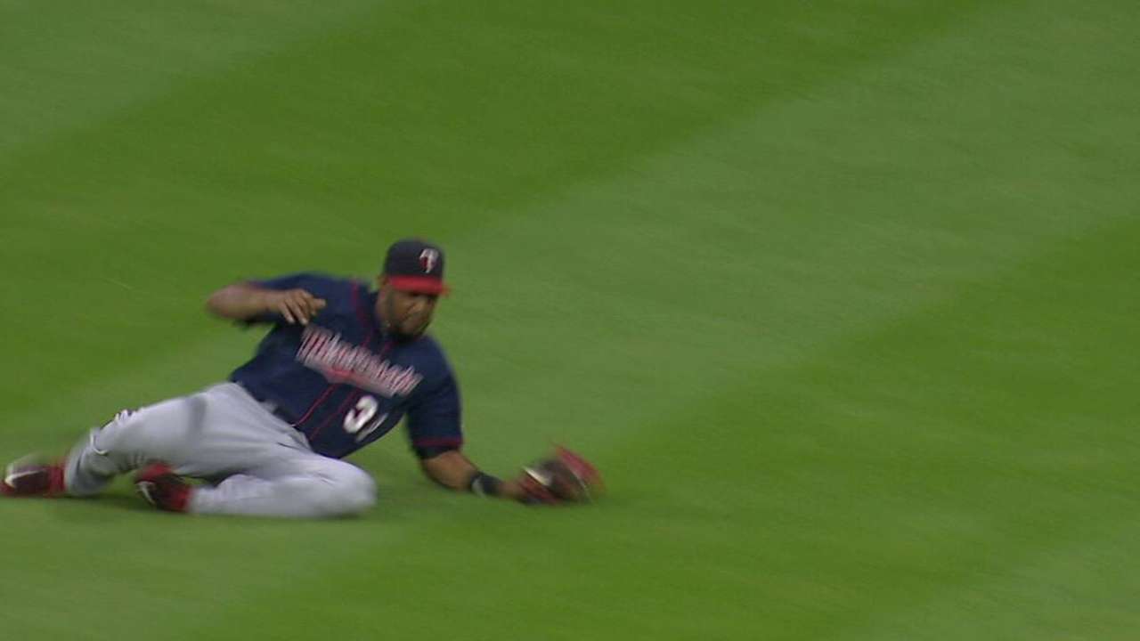 Twins reinstate Hicks, promote Darnell