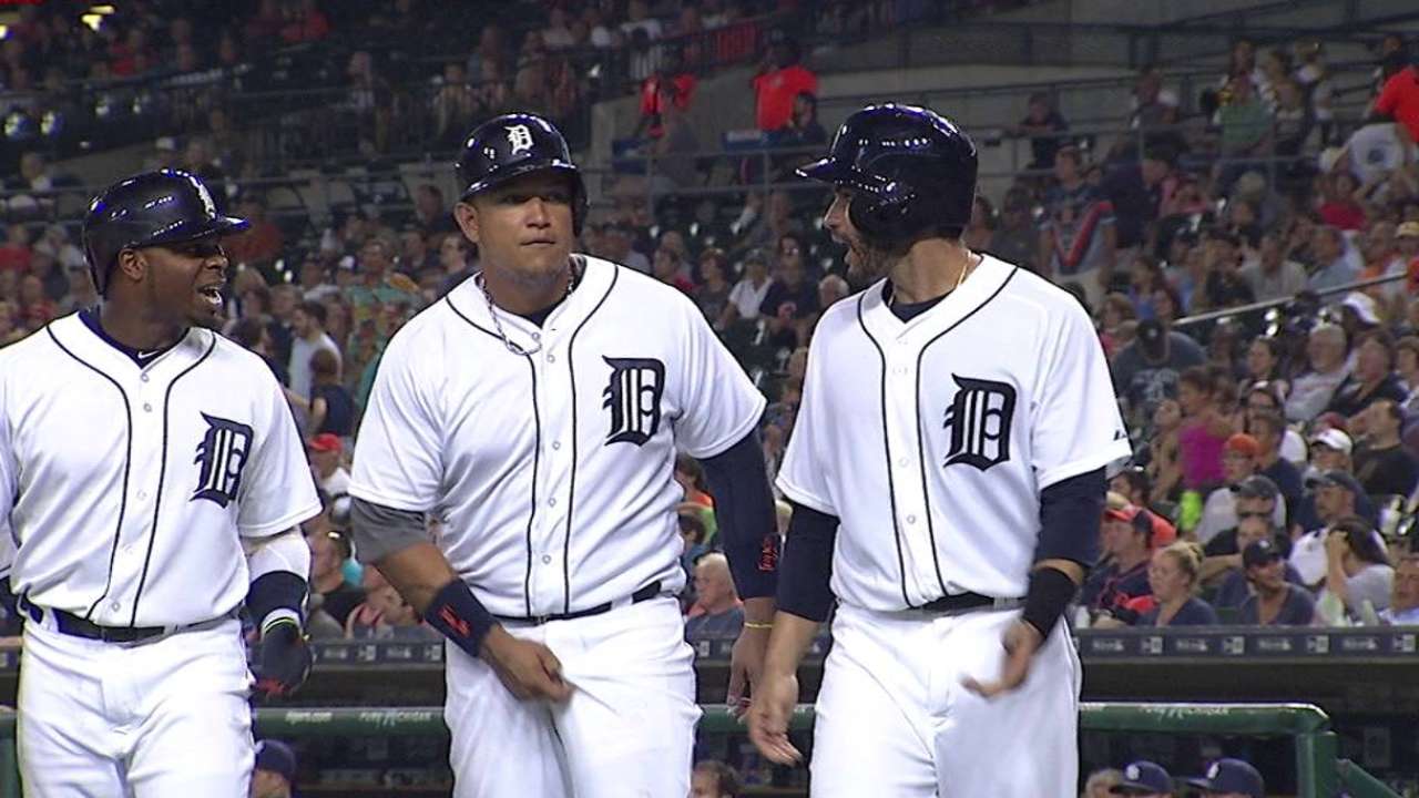 Martinez nearly runs over coach rounding 3rd