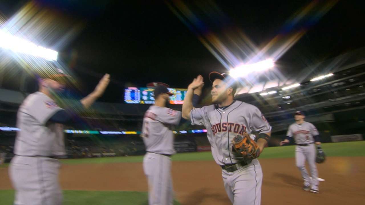 Astros use long ball to increase distance from Rangers