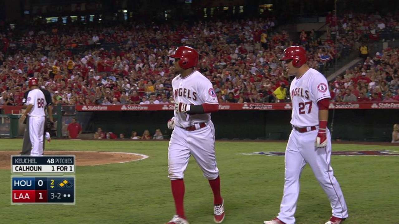 Angels vencen a Astros y reducen déficit en el Oeste