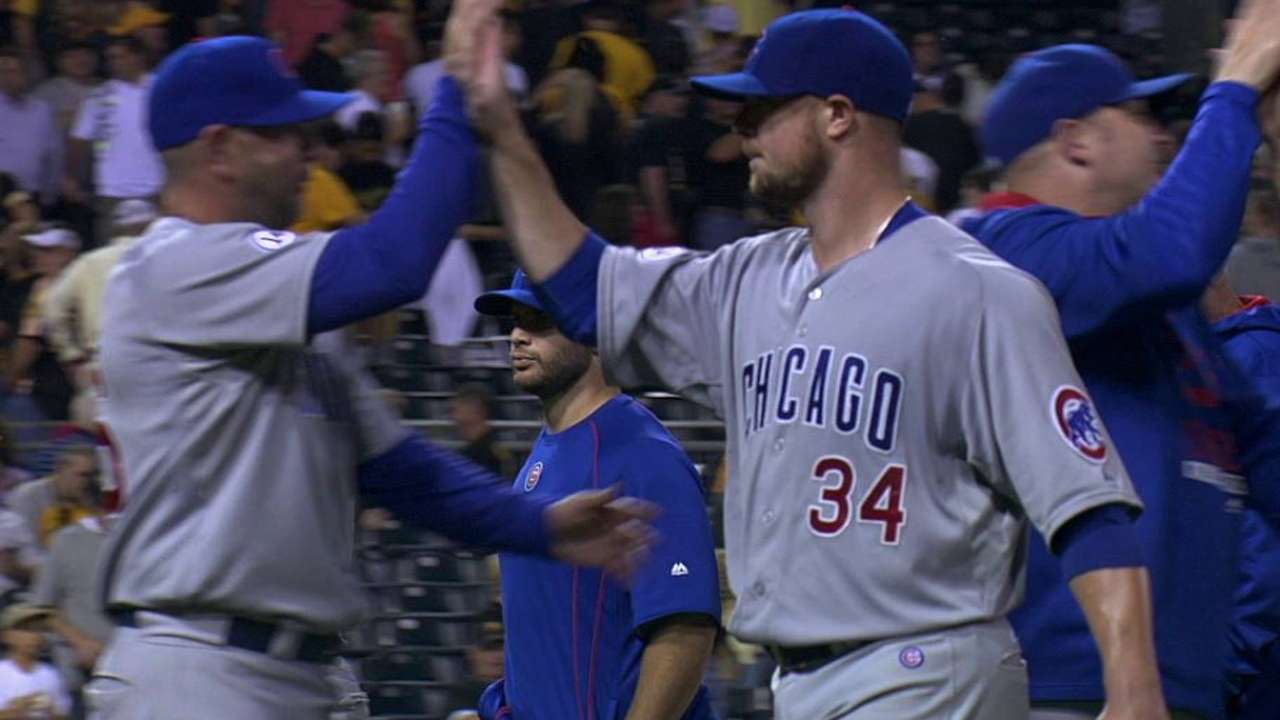 Cubs dividen doble juego gracias a joya de Jon Lester