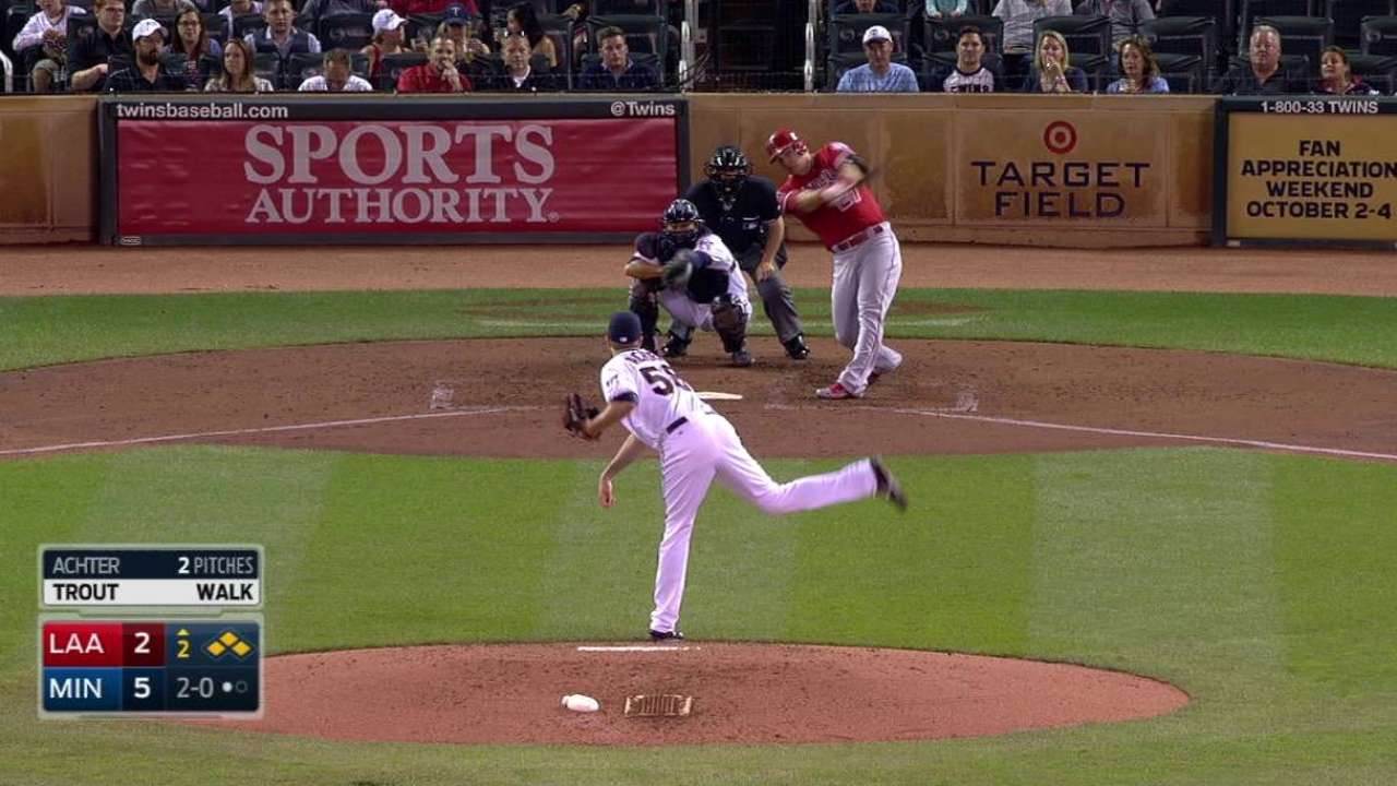 HR de Trout mete a los Angels a lucha por comodín