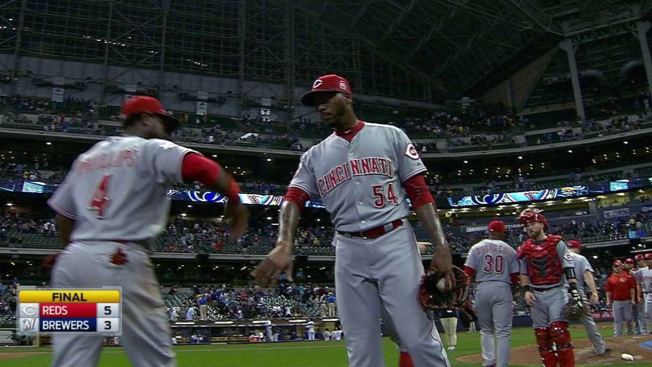 Finnegan domina y los Rojos ganan en Milwaukee